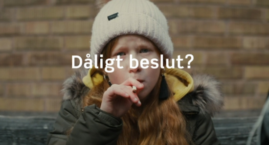 Barn som röker med texten: Dåligt beslut?